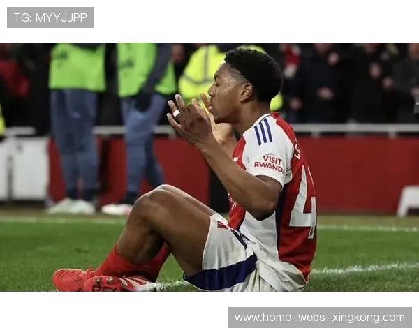 哈兰德脚后跟磕球动作果断——足球场上的力量与智慧