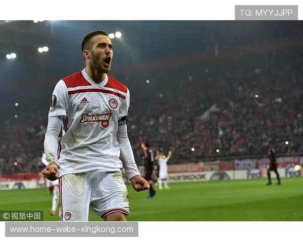 奥林匹亚科斯训练课上福图尼斯连续创造空间